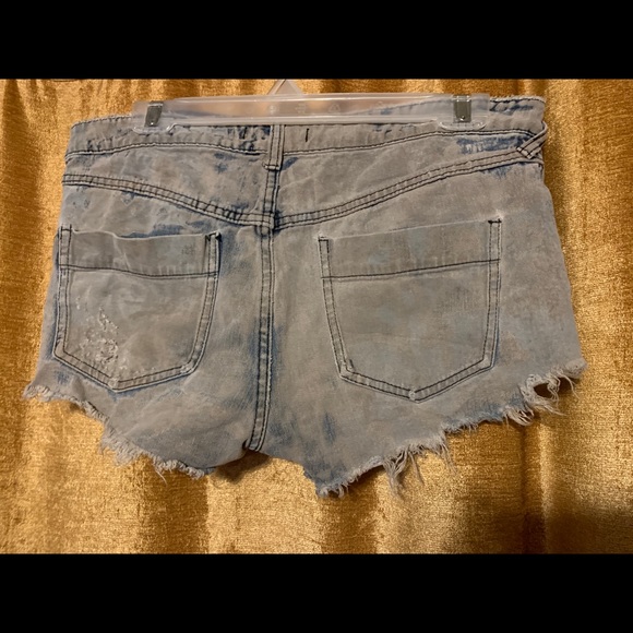 Free people super distressed shorts - Picture 2 of 4
